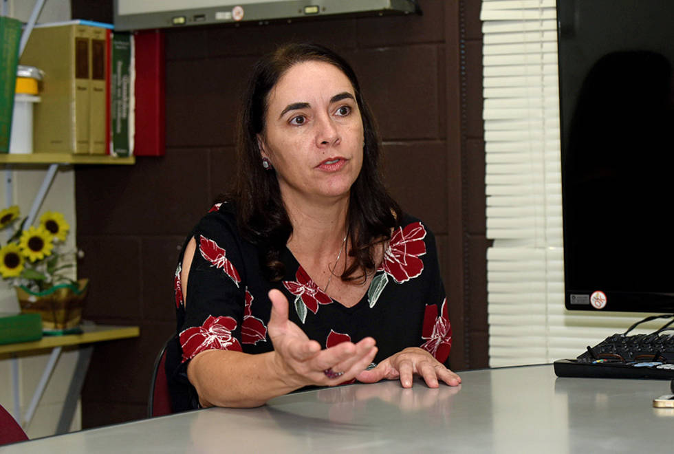 audiodescrição: fotografia colorida da professora renata celeghini